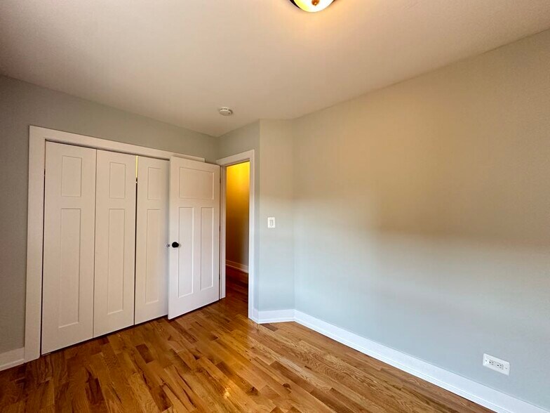 Building Photo - 816 W Cornelia Ave