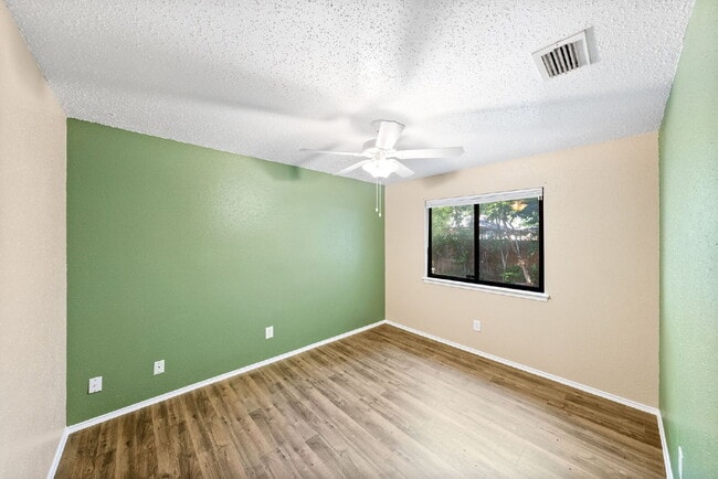 Building Photo - Move-In Ready!