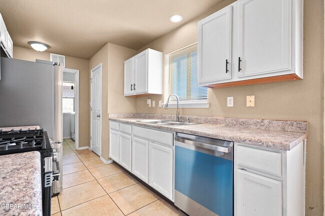 Building Photo - 10720 Canyon Sage Dr