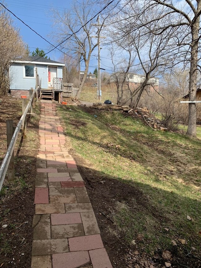 Building Photo - AVAILABLE March - 2 Bed, 1 Bath on Skyline!