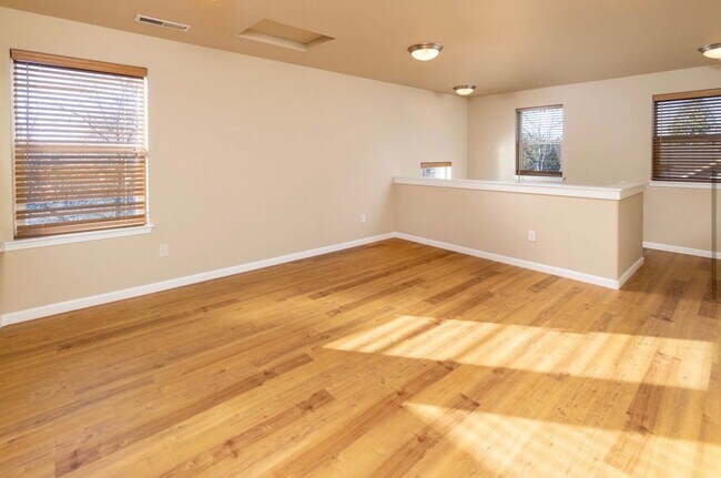 Building Photo - Welcome Home to Comfortable Bend Living