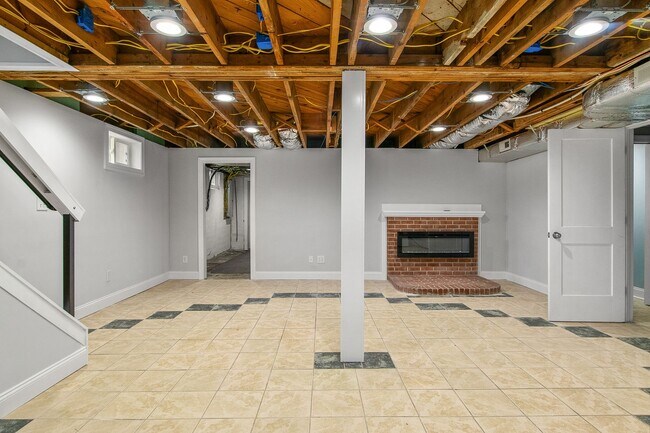 Building Photo - 3 Bed/2 Bath.  Pet Friendly. Large Yard. No Security Deposit