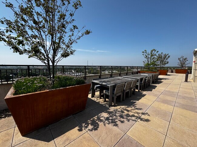 Building Photo - 1323 W Morse Ave