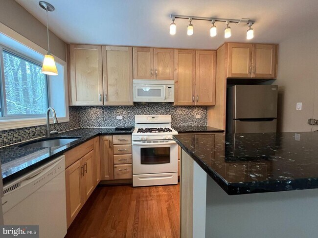 Building Photo - 10619 Weymouth St