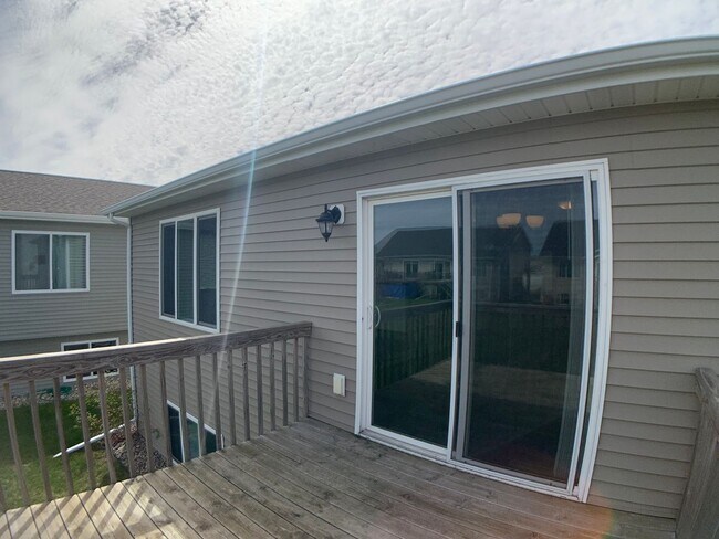 Building Photo - 3 Bed 3 Bath Single Family Home