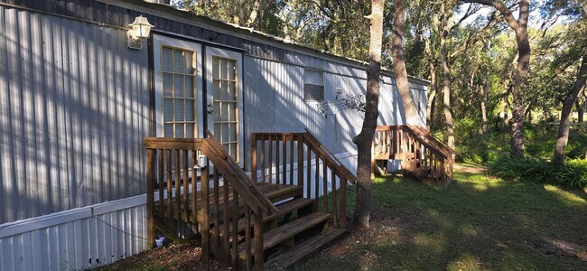 Building Photo - Model: Crown