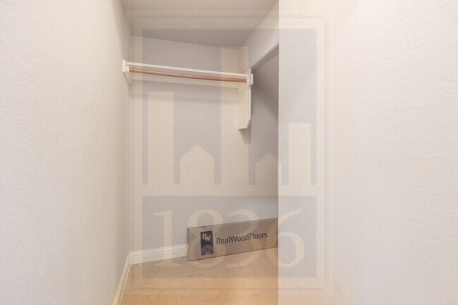 Building Photo - 2702 Lovett Ln