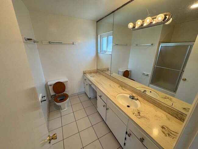 Building Photo - 1073R