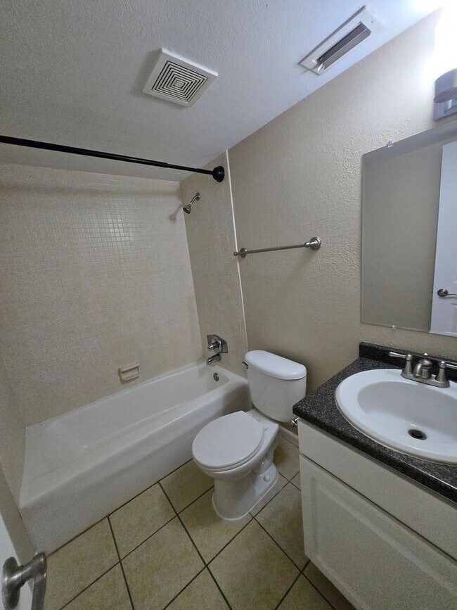 Building Photo - 2 bedroom, 2 bath/1st Floor Unit in Hawthorne Reserve