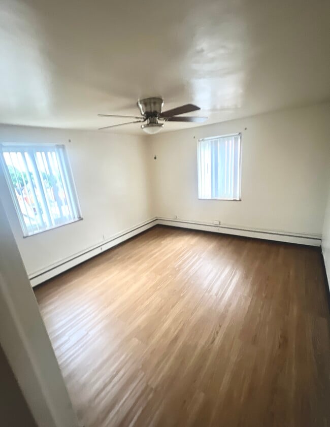 Building Photo - Centre Tower