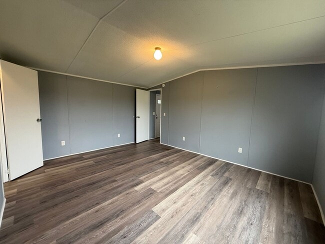 Building Photo - 3 Bedroom 2 Bathroom Mobile Home Located in Greeneville, TN