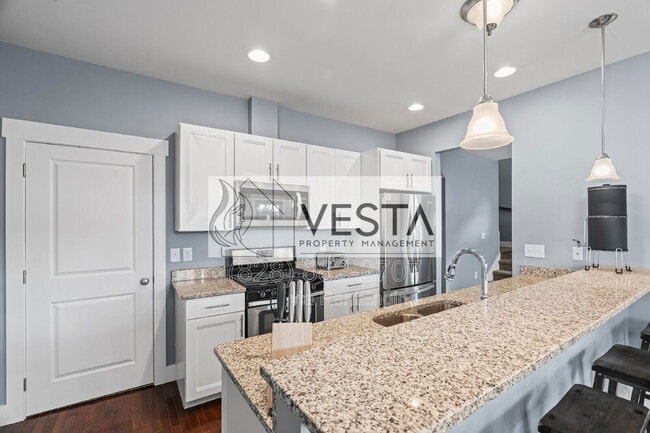 Building Photo - 16 Hyde Park Pl