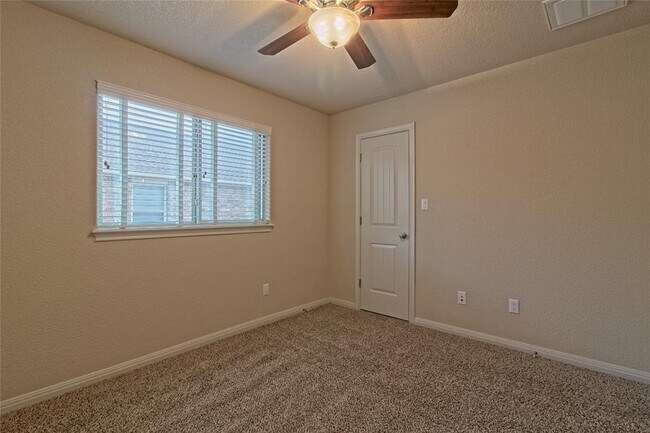 Building Photo - 713 Hedgewood Dr