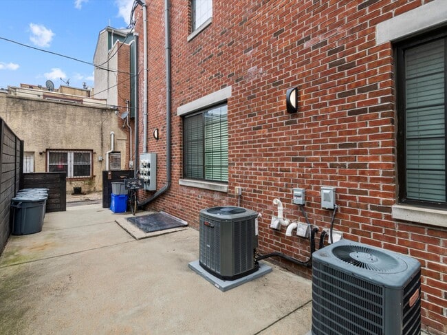 Building Photo - 1012-14 S Randolph St