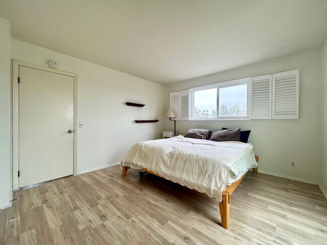 Building Photo - Spacious Beach House in South Oceanside