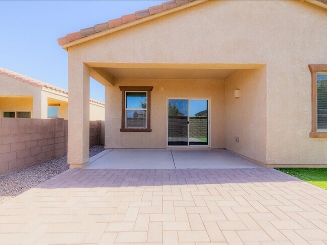 Building Photo - 3 Bedroom 2 Bathroom With Den      SOLAR PANELS! BRAND NEW FULL INTERIOR PAINT!! BRAND NEW EPOXY ...