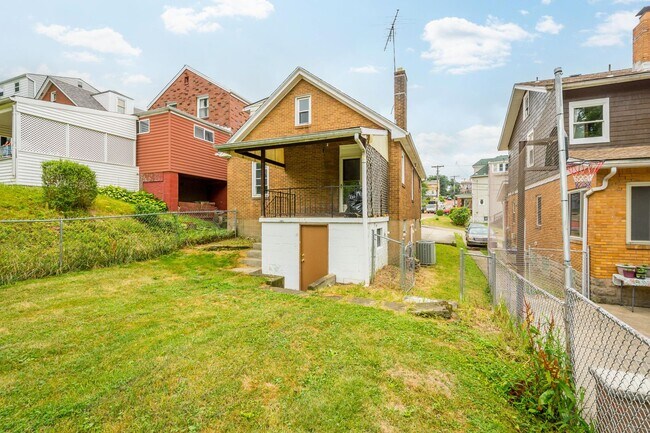 Building Photo - Stunning 3 bedroom home in Carrick available May 15!