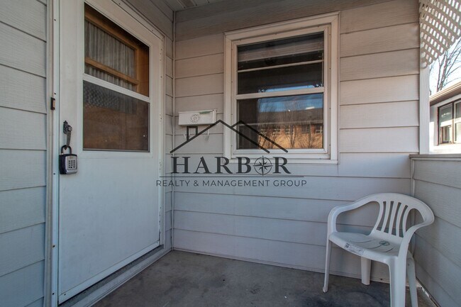 Building Photo - 5th Avenue SE Duplex
