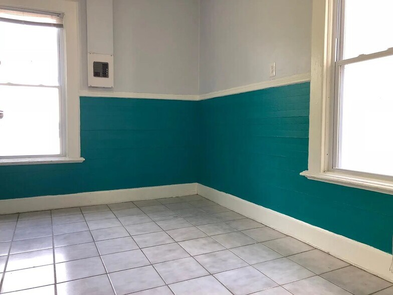 Building Photo - 1741 N Farwell Ave