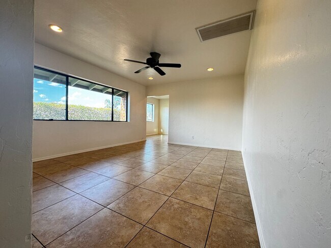 Building Photo - Eastside (Broadway and Wilmot) 3 bedroom, ...