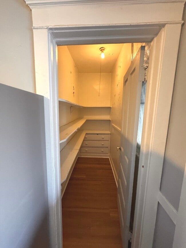 Building Photo - 2927 N Sacramento Ave