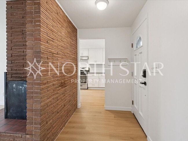 Building Photo - Charming Updated One-Level Home with Spaci...