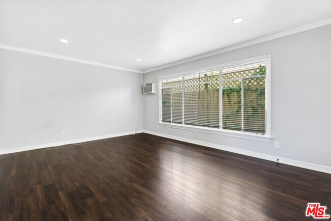 Building Photo - 920 Westbourne Dr