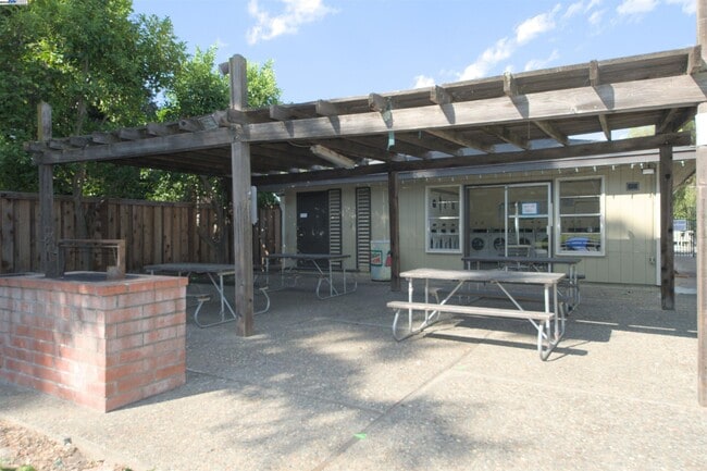 Building Photo - 1060 Oak Grove Rd