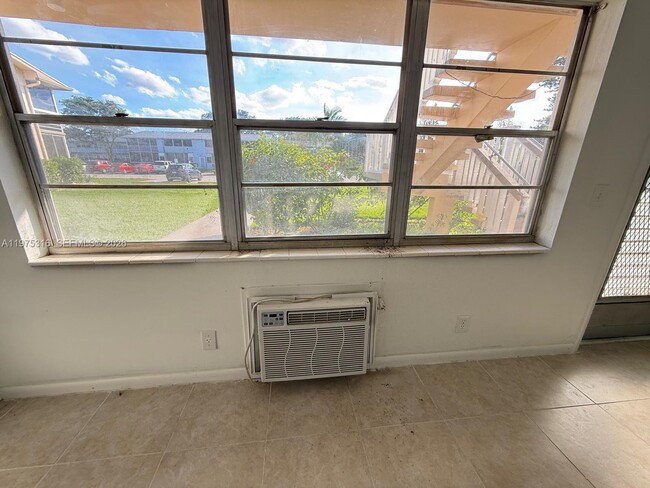 Building Photo - 210 Canterbury J