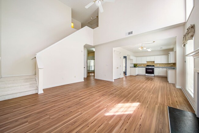 Building Photo - 740 Clairidge Ln SW