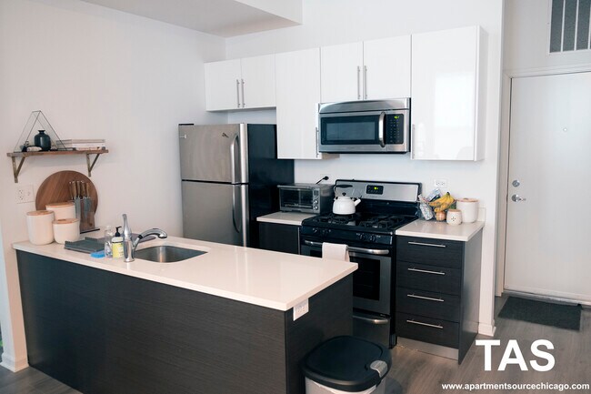 Building Photo - 2022 S Throop St