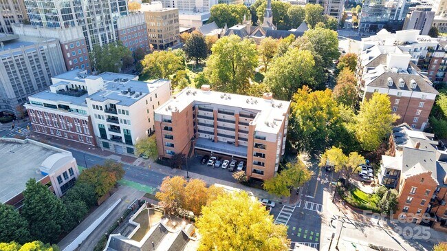 Building Photo - 224 N Poplar St