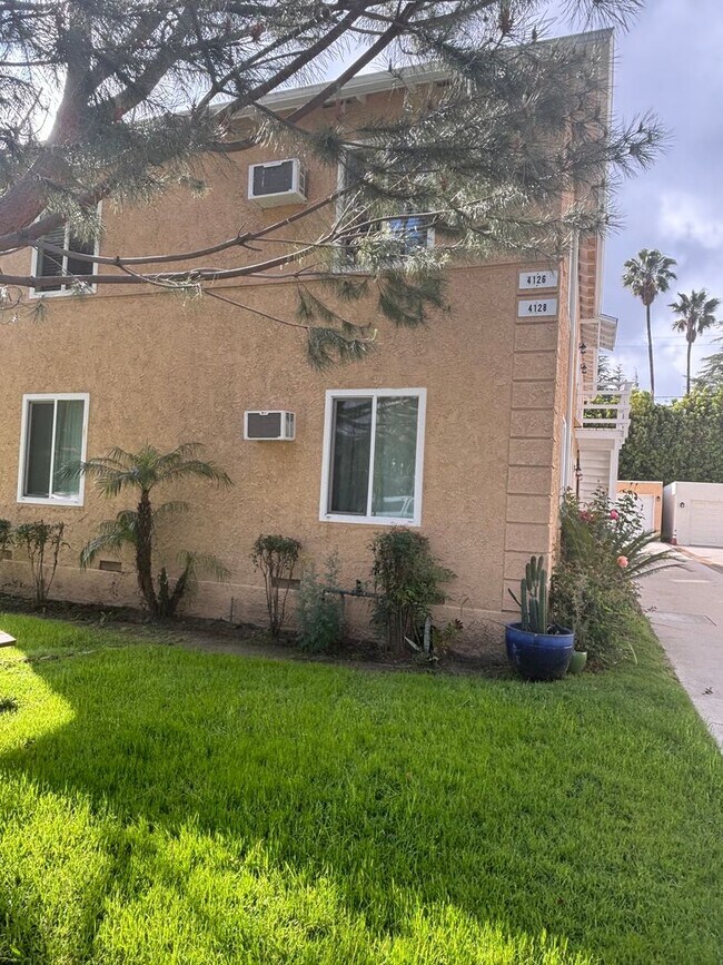 Building Photo - 4128 W Toluca Lake Ave