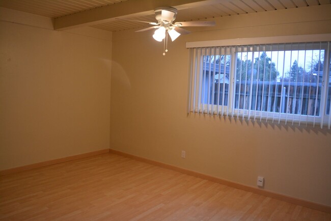 Building Photo - 2 bedroom Condo in Santa Paula Manor!