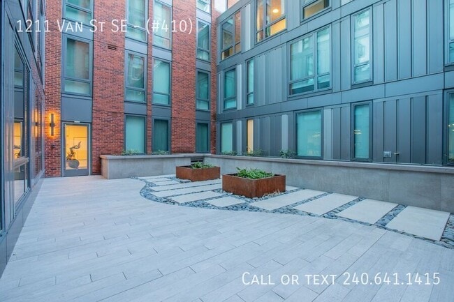 Building Photo - 1211 Van St SE