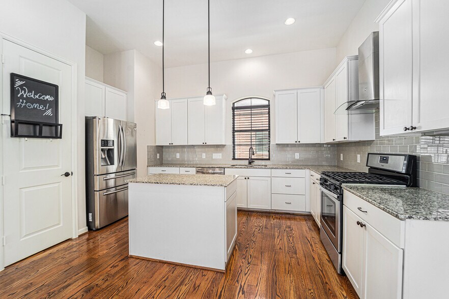 Building Photo - 1404 W 26th St
