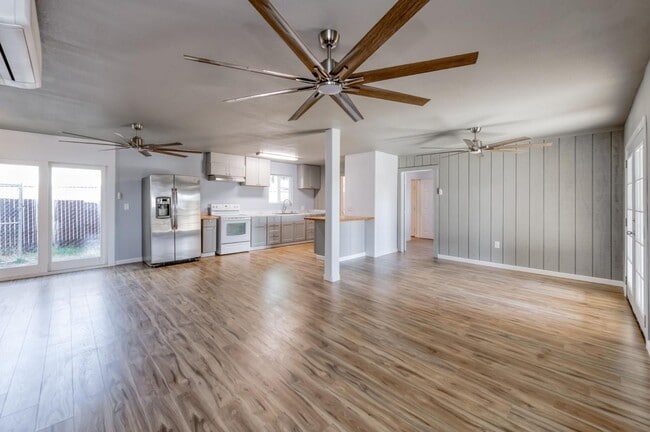 Building Photo - 12712 E McKinley Ave