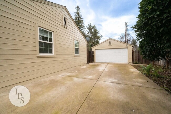 Building Photo - Beautiful Old Fig Home, 3BR/1BA, Huge Lot!...