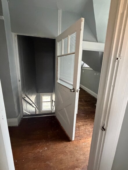 Building Photo - 616 W 6th St