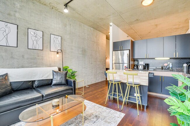 Building Photo - 235 W Van Buren St