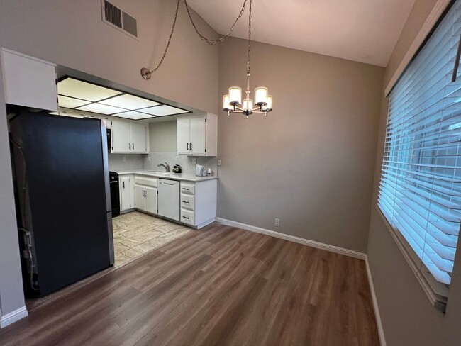 Building Photo - 2 Bedroom 1.5 Bath Townhouse Condo for Rent in the Heart of Monrovia