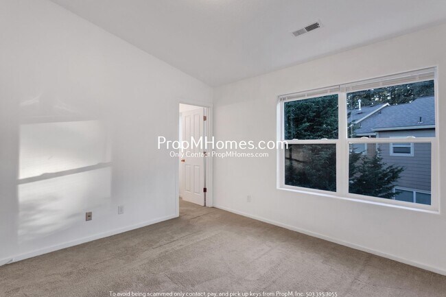 Building Photo - Spacious Townhome in Tanasbourne!