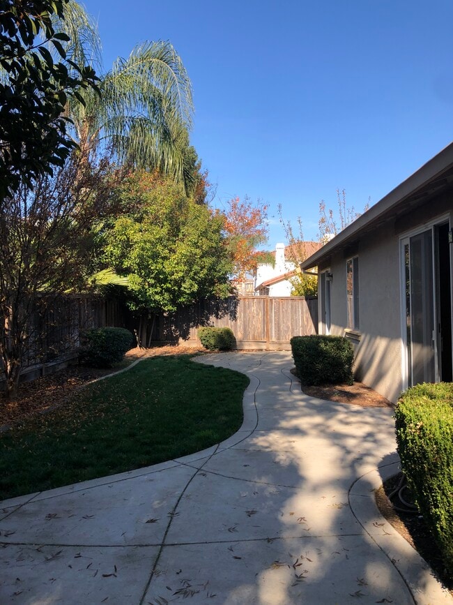 Building Photo - 550 Triple Crown Ct