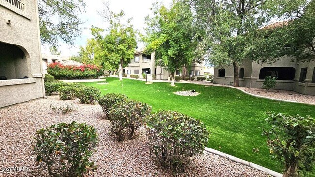 Building Photo - 15225 N 100th St