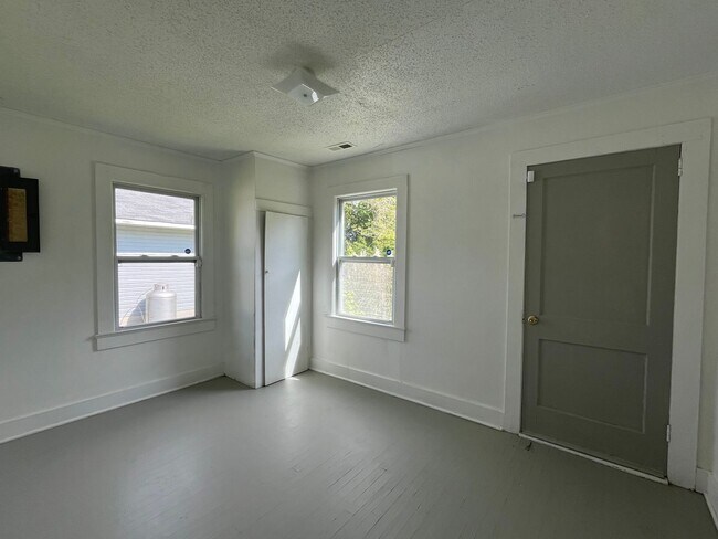 Building Photo - Close to everything!