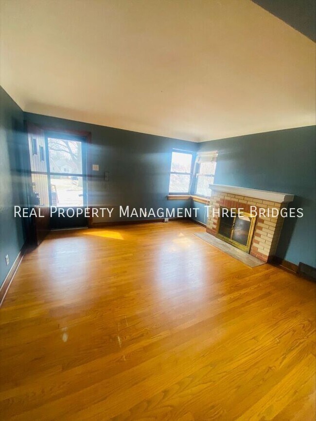Building Photo - 3636 Eminence Blvd