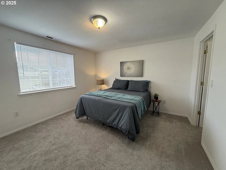 Building Photo - 3062 Tierra Dr NE