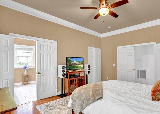 Building Photo - Sophisticated Space Designed for Comfort