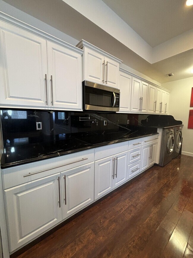 Building Photo - 10440 SW Stephanie Way