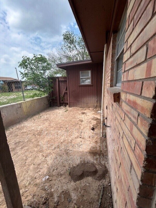 Building Photo - 2401 Gumwood Ave W